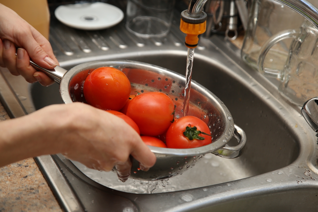 Lavado de tomates crudos para mantener la inocuidad alimentaria 